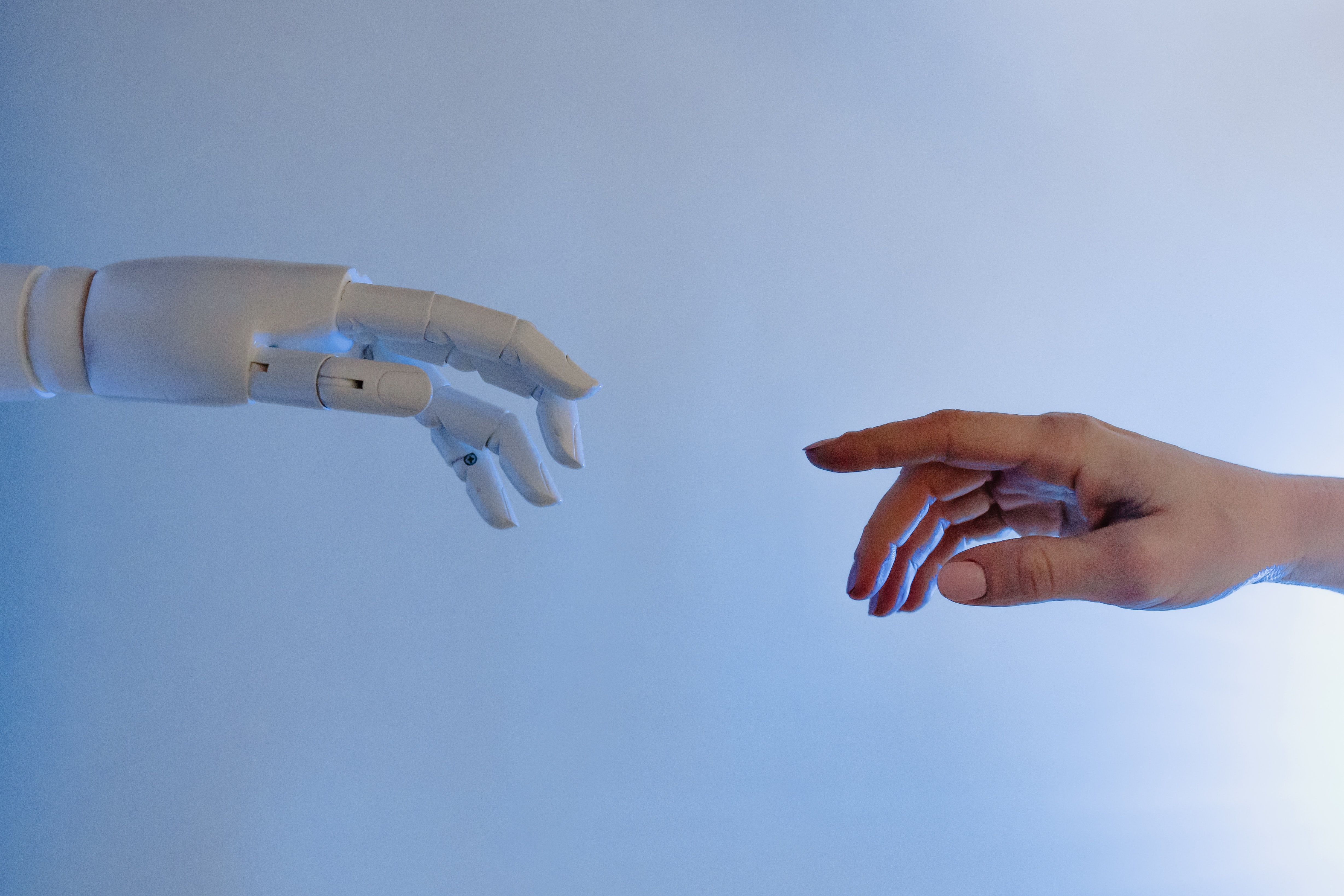Begegnung Mensch-Roboter (Symbolbild)