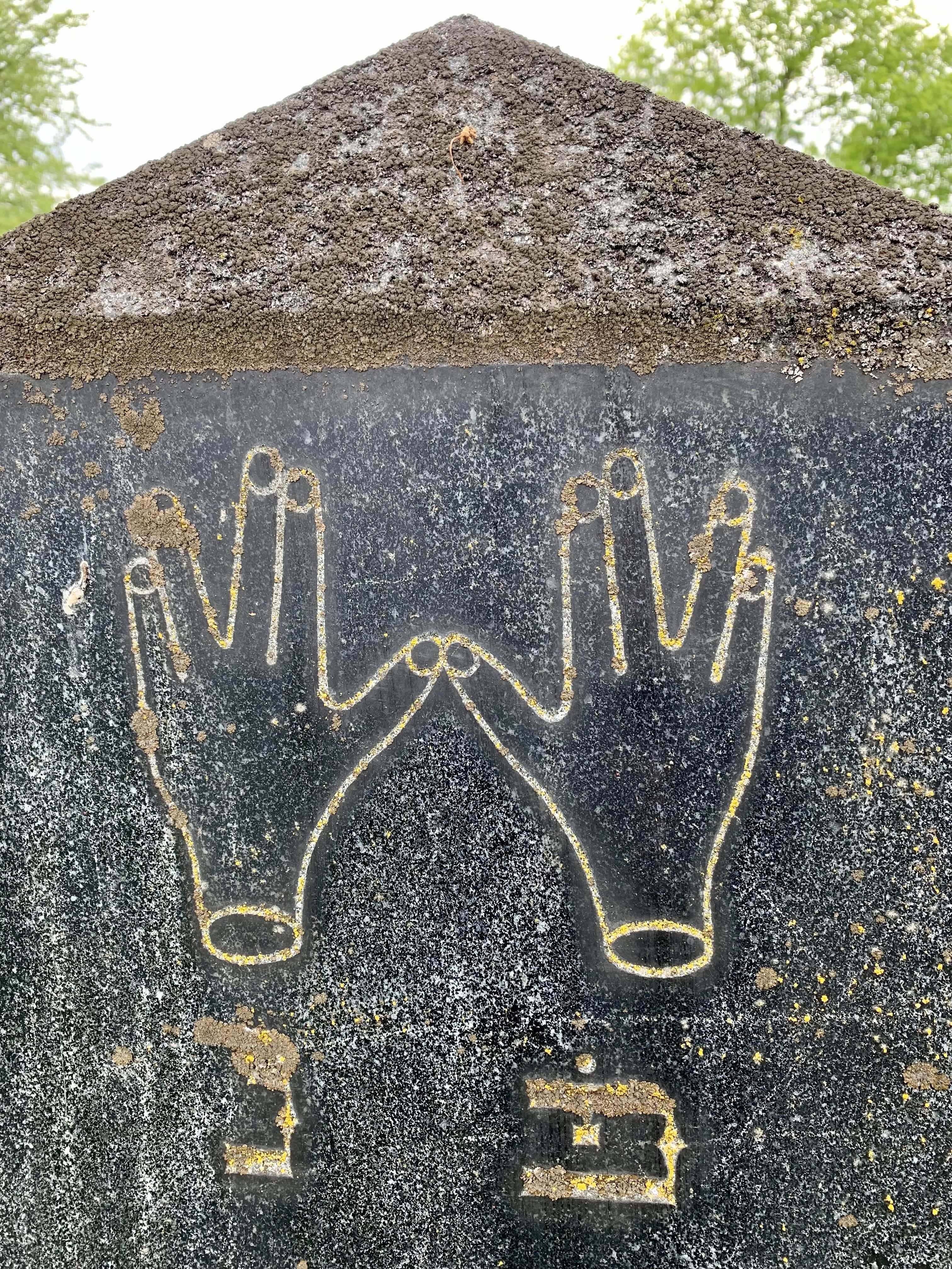 Inschrift eines Grabsteins auf dem jüdischen Friedhof in Dieburg